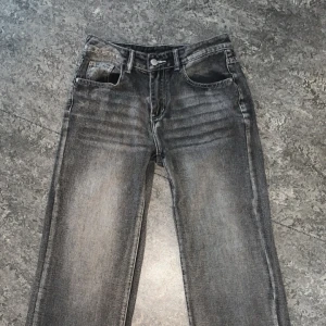 Grå jeans - Säljer mina mörkgrå jeans i gott skick, använda endast 1gång. 