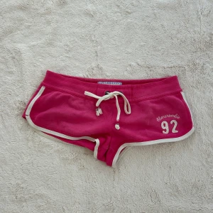 Abercrombie & fitch lågmidjade shorts  - Ett par shorts från Abercrombie & fitch i storlek S. Dem bedöms vara i mycket fint skick. Jag skickar ditt köp inom 24h. Se liknande plagg i min profil!