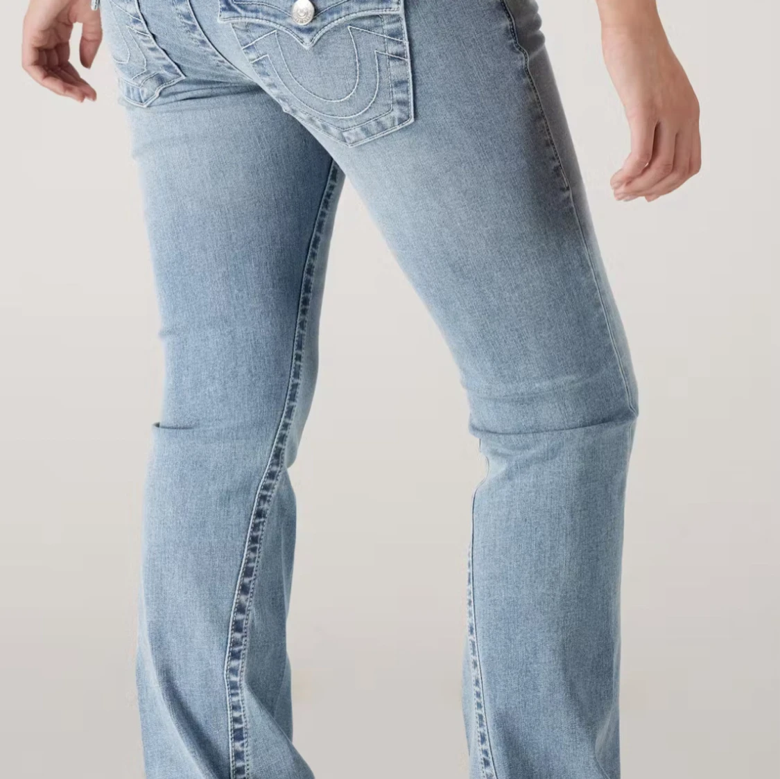 Ljusblå bootcut jeans med broderade fickor - 1