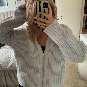 Ljusblå kofta - Superfin Ljusblå kofta, nästan vit, som ej kommer till användning. Pris kan diskuteras🥰 