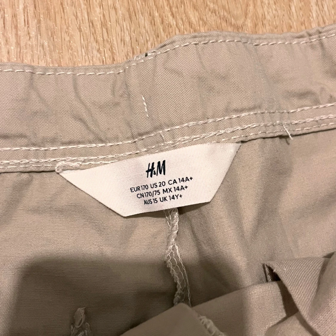 Beiga cargobyxor från H&M, stl 170 - 2