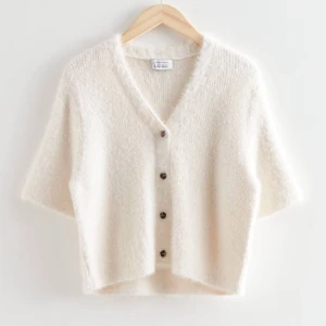 Kofta otherstories - Supermjuk och fluffig vit kofta från Other Stories. Super skick, skrev för fler bilder eller liknande!