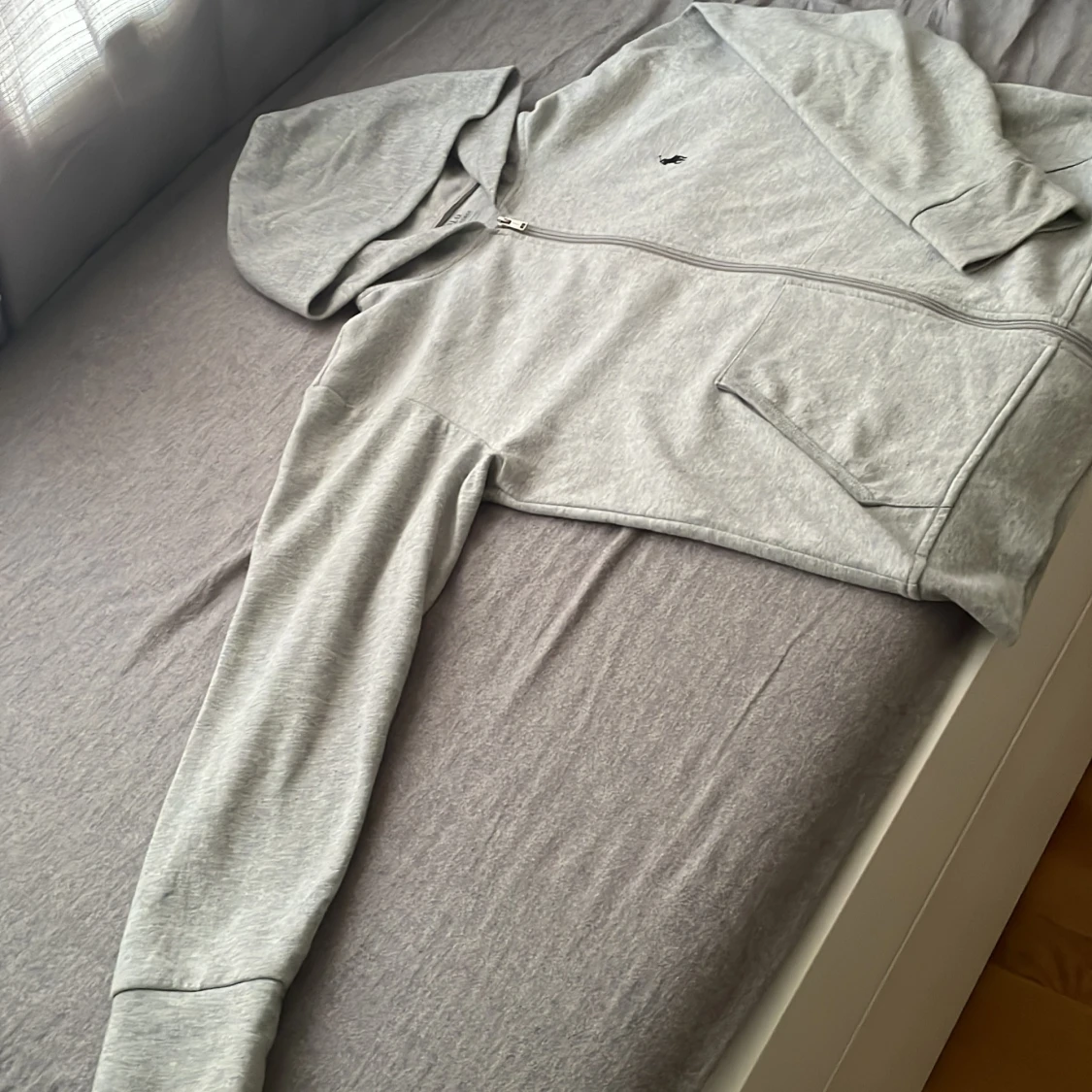 Grå hoodie från Polo Ralph Lauren - 1