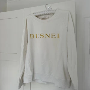 Busnel tröja - Vit collegetröja från Busnel💕