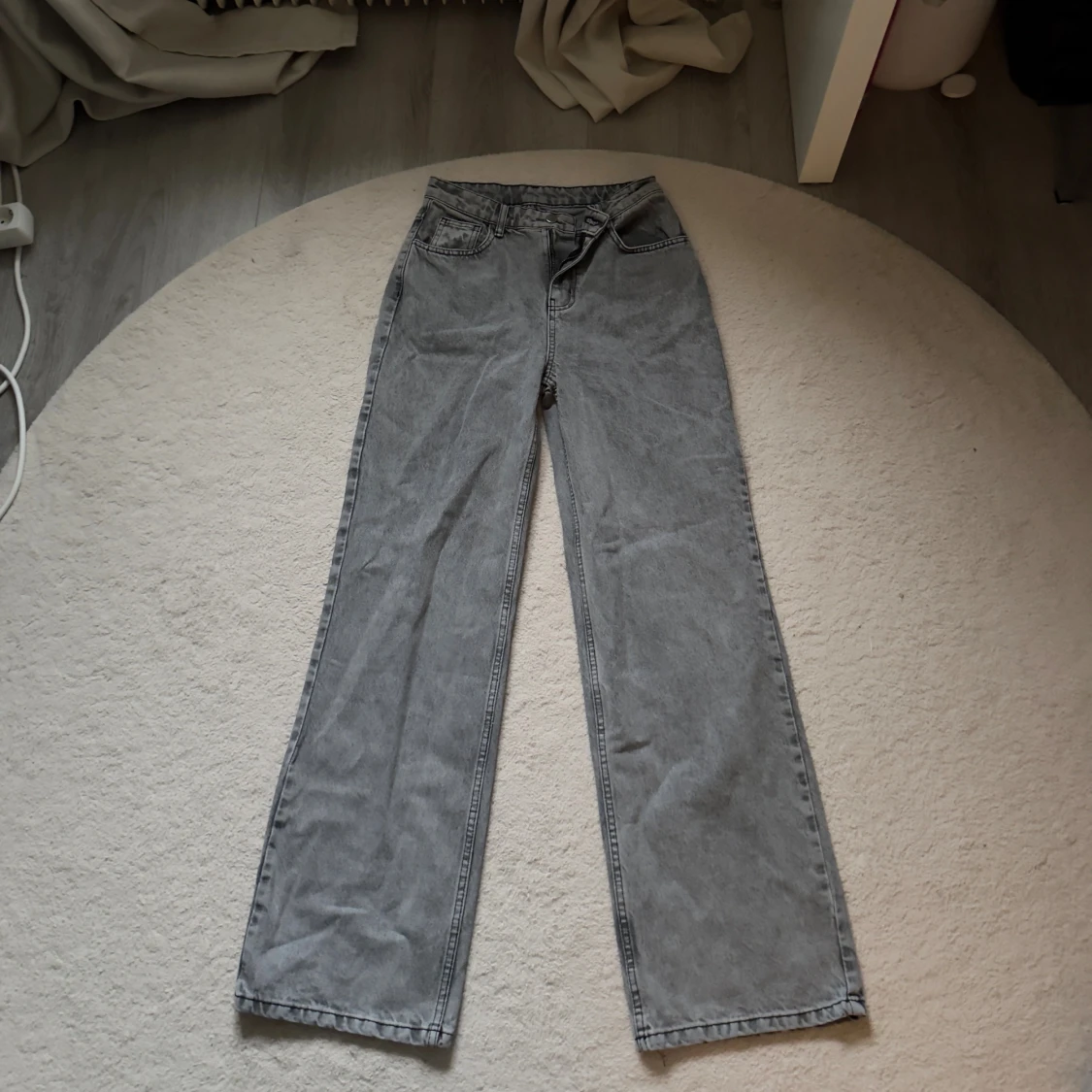 Gråa raka jeans 