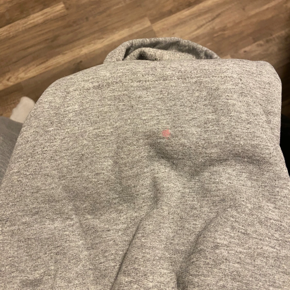 Grå basic hoodie med huva