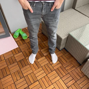 Levis jeans - Säljer ett par Levis 511 jeans i snygg grå tvätt. Jeansen har snygga slitningar och en fet färg. Skicket är som nyskick. Storlek 32/32. Skriv vid funderingar