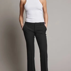 Kostymbyxor  - Svarta kostymbyxor från BikBok i modellen Vera med liten defekt - se sista bilden. Storleken är 34 petite length ☺️