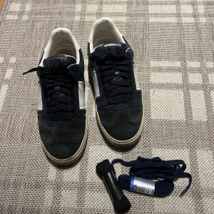 Valentino Flycrew - DarkBlue - Valentino Flycrews i rätt så bra skick, 4 nittar som saknas fast går endå att köpa nitar och fixa till det. Följer med 4 extra snören ena mörkblå och den andra svart. Vid mer frågor är det bara att skriva! 