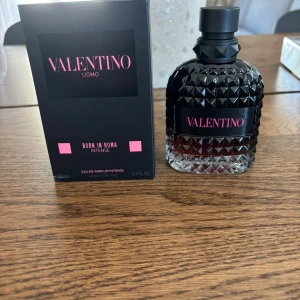 Valentino born in Roma 100 ml - Tja, säljer nu min Valentino Roma parfym då jag inte tycker om lukten. Har endast testat den på ett par gånger men det var inget i min smak. 100 ml flaska! 