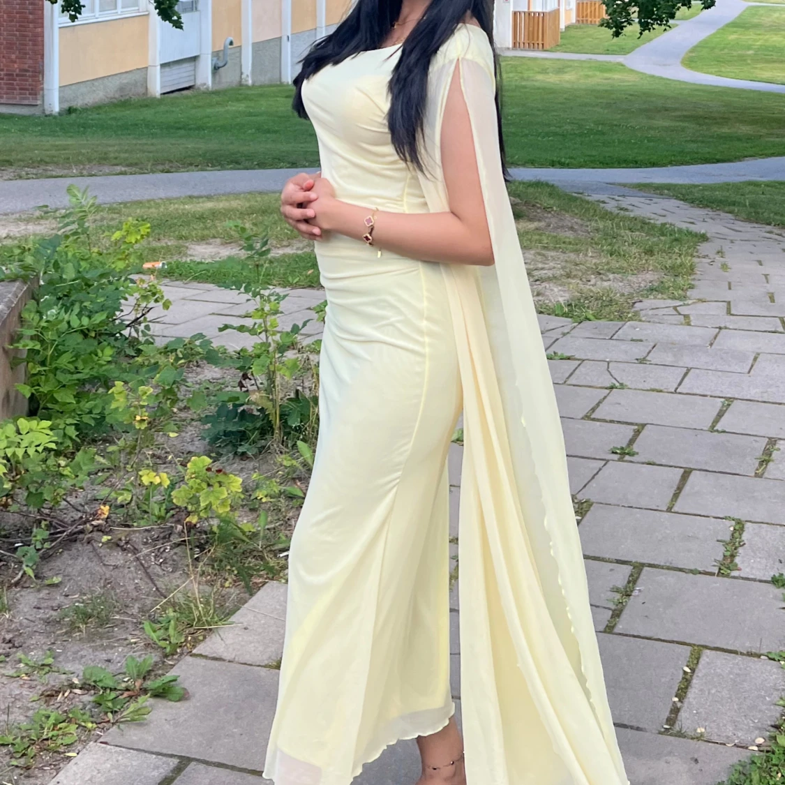 Ljusgul långklänning med släp - 4