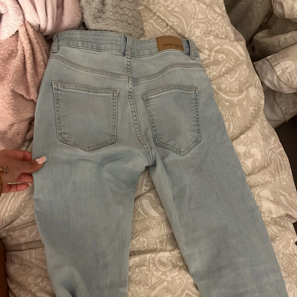 Ljusblå bootcut jeans med slitningar - 2