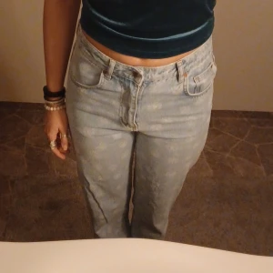 Blommiga jeans - Snygga 90s straight jeans från Bik Bok, Never Denim. Ljusblå denim med blommigt mönster, raka ben och normal passform, tillverkade i 100% bomull. Fint skick💙✨️🌸 Det är bara att skriva om man har frågor!😊💖