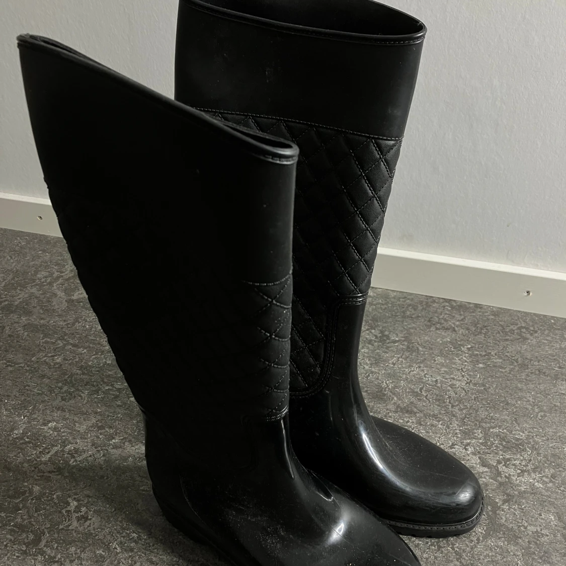 Svarta quiltade stövlar