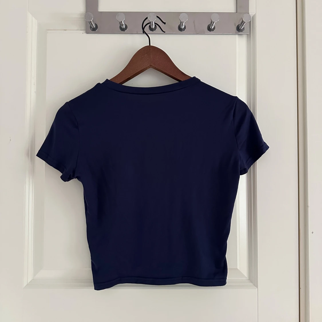 Mörkblå croppad t-shirt - 1