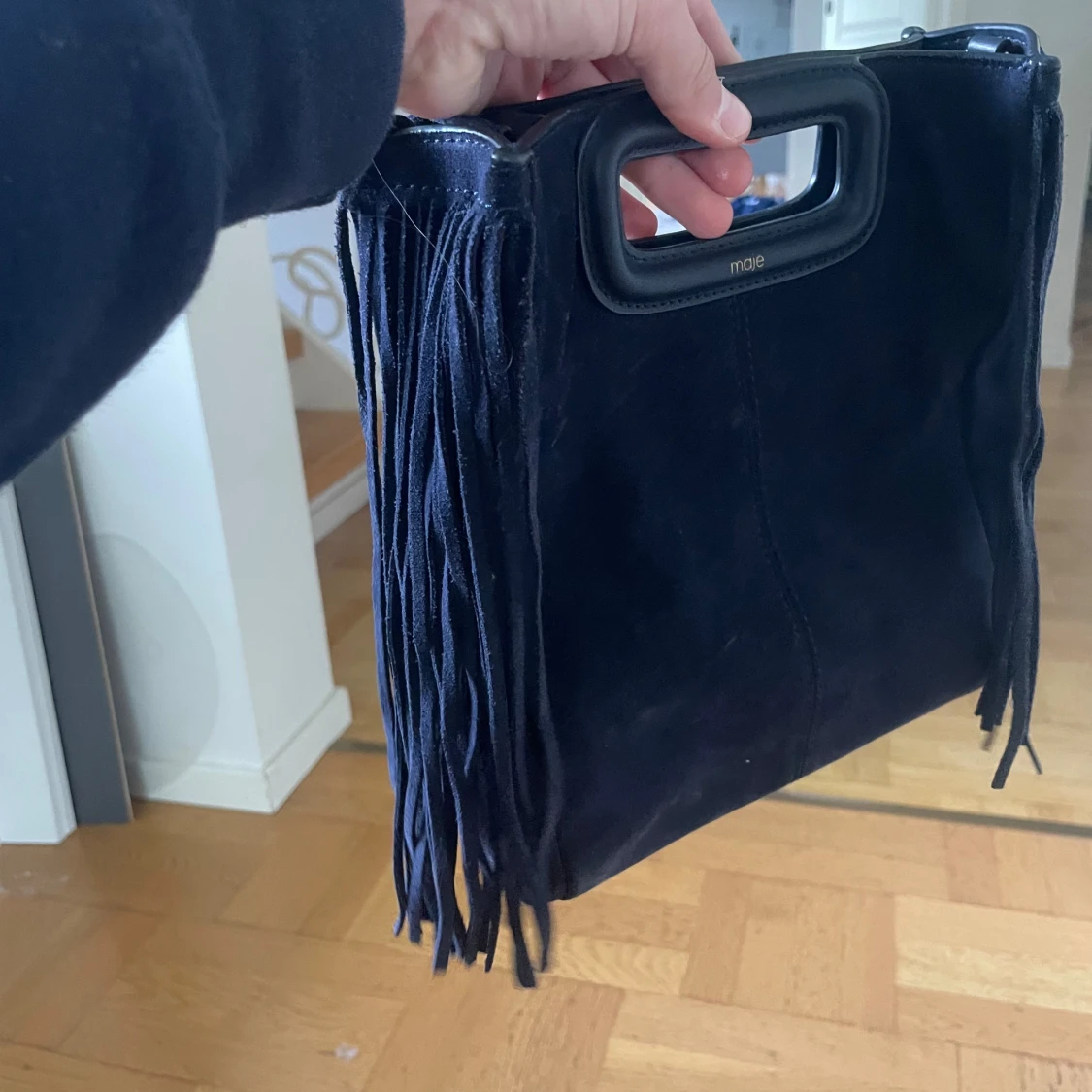 Mörkblå mockaväska med fransar från Maje - 3