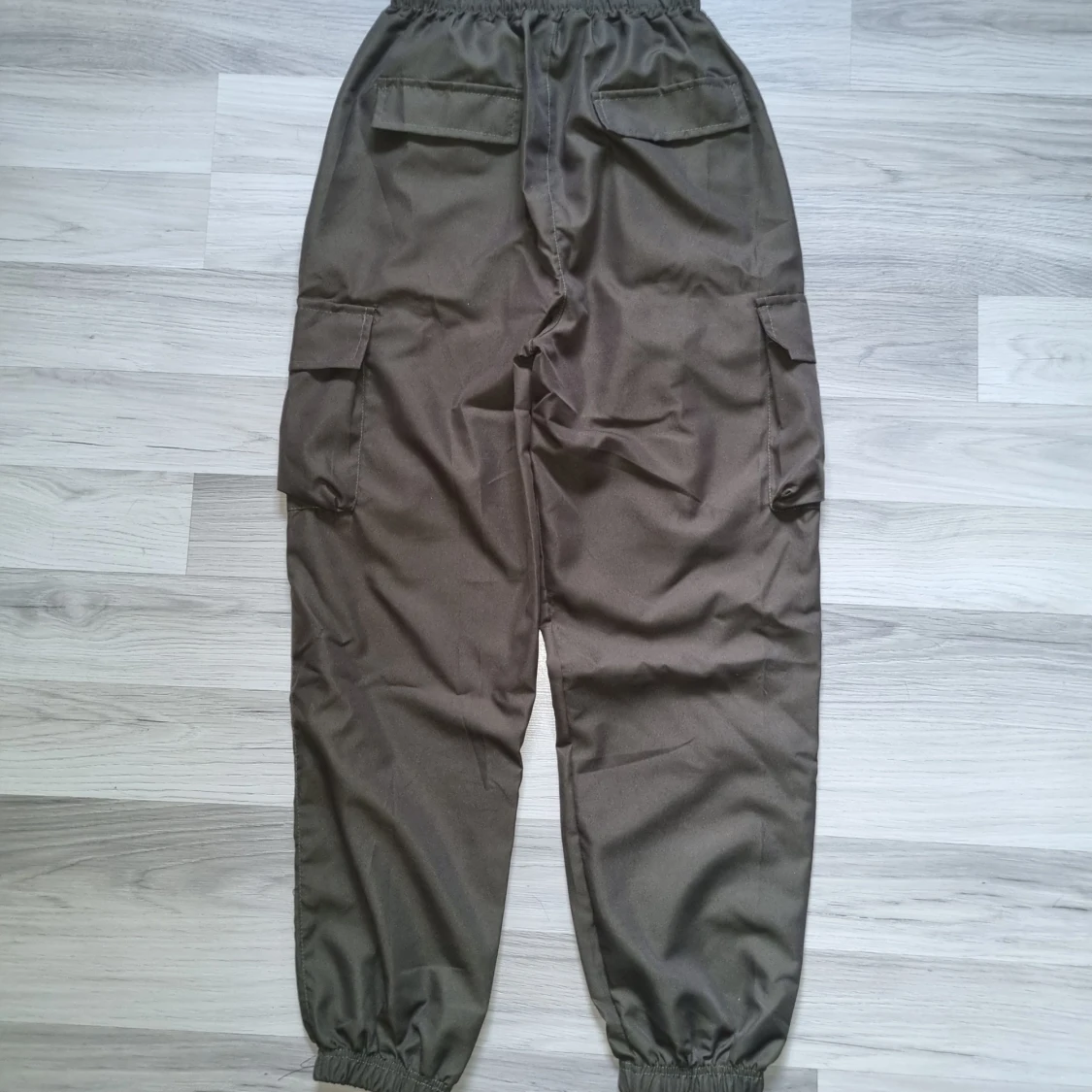 Olivgröna cargopants med snörning - 1