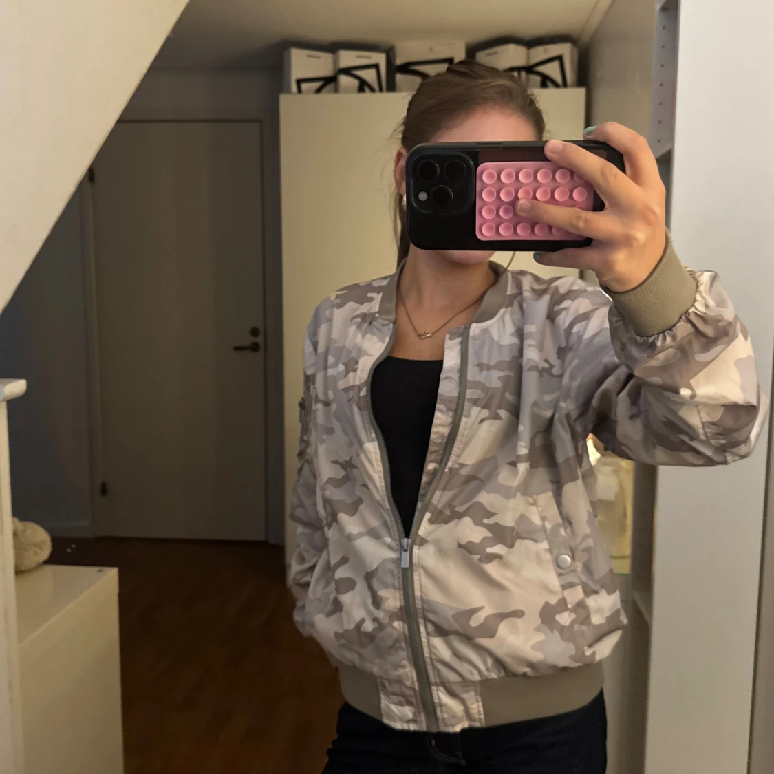 Beige camo bomberjacka med dragkedja