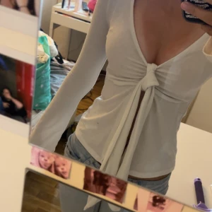 Blus/topp - Vit blus/topp från Gina i storlek xxs. Använd kanske två tre gånger. Liten blå fläck från en färgpenna annars toppen skick. Har en likadan i ljusblå också 