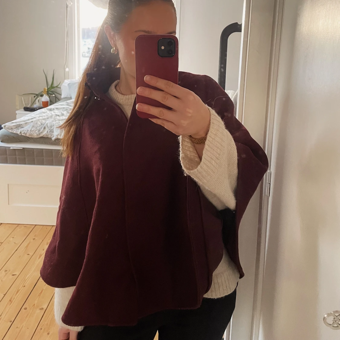 Vinröd kappa poncho