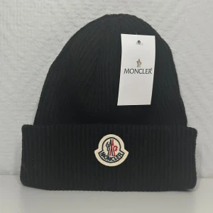 Mössa - En helt ny mössa som aldrig är använd. Priset går alltid att diskutera. Om du har några frågor eller vill ha mer bilder så är det bara att skriva. 