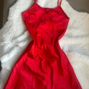 Nattlinne - Röd klänning i satinliknande material ❤️passar en S