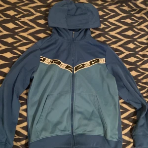 Nike hoodie (L i barnstorlek) - Snygg blå hoodie från Nike. Storlek L i barn. Katthår kan förekomma tyvärr.