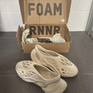 Yeezy foam runner  - Yezzy foam runner/ size 11 men passar size 10 alltså 44!!
