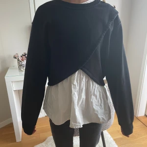 Svart tröja från Zara, stl 152 - Svart tröja från Zara. Perfekt för dig som gillar en enkel och stilren look. Använd fårtal gånger. Pris kan diskuteras