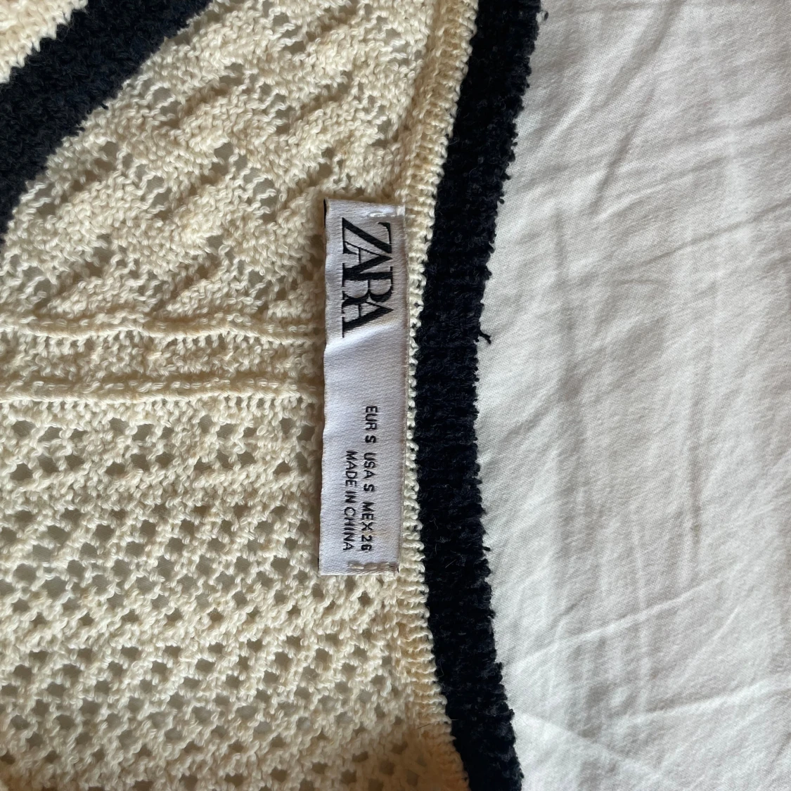 Vit stickad blus från Zara med volang - 4