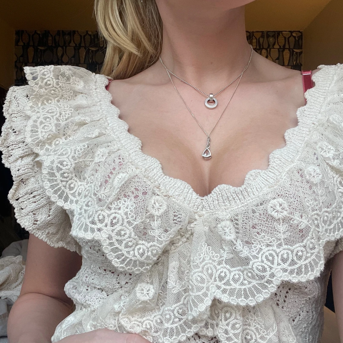 Beige spetsblus med volang - 1