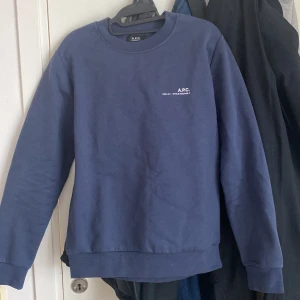 A.P.C. sweatshirt äkta - Köpt i stockholm på APC affären. Ny pris är 2500 och den är använd typ 2 gånger. Inga defekter.
