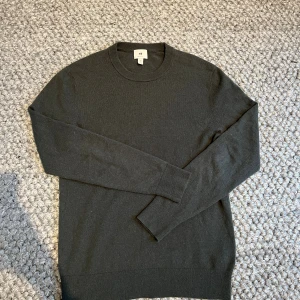 Kashmir tröja - Tja, säljer Kashmir tröja från HM. 100% Kashmir ✅Strl M, passar dig bäst som är ca 180-190cm. Nypris~1100kr. Skick 9,5/10✅Hör av dig vid frågor! 