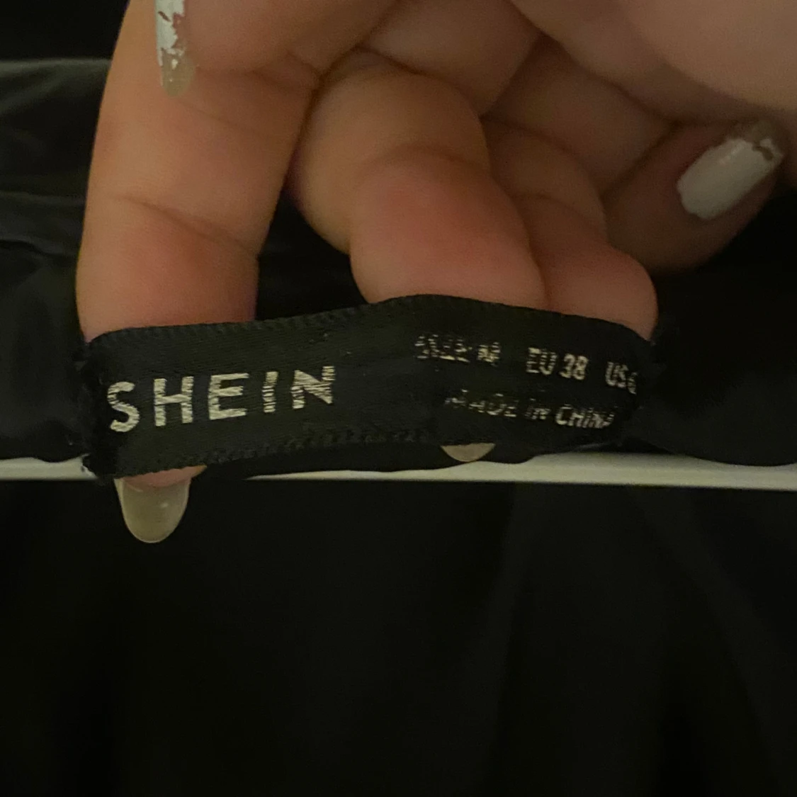 Svart pufferjacka med bälte från SHEIN - 2