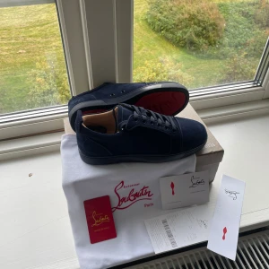 Mörkblå Christian Louboutins - Helt nya mörkblå Christian Louboutins storlek 41. Kommer med originalkartong, dustbag och äkthetskort. Skriv för frågor!🙌
