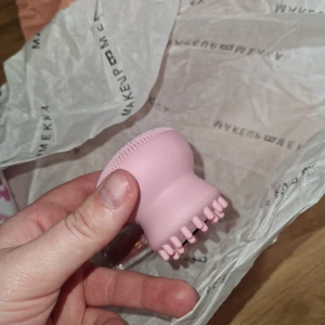 Ansikts rengöring - Helt ny, bläckfiskformad design med mjuka piggar för rengöring och massage. Användning: Utformad för djuprengöring, exfoliering och massage av ansiktet. Fördelar: Hjälper till att ta bort smuts, talg och döda hudceller, förebygger akne och förbättrar blodcirkulationen.