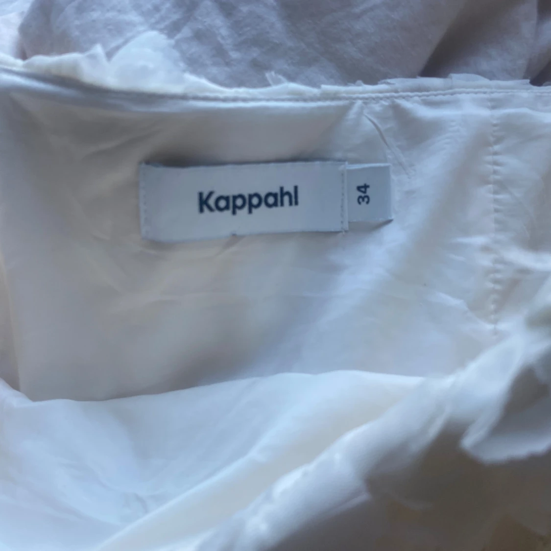 Vit blommig kortkjol  - 3