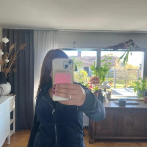 Mörkblå hoodie från Juicy Couture - Säljer en mörkblå hoodie från Juicy Couture i mjuk velour. Tröjan har dragkedja framtill, huva och långa ärmar. Perfekt för dig som gillar en chill och snygg stil. Klassisk Juicy-look!