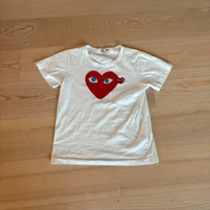 CDG T-shirt - Säljer en riktigt snygg T-shirt från CDG, väldigt bra skick och är använd endast 2 gånger. Säljer då den är för liten för mig. Storlek är S. Kan gö ner i pris vid en snabb affär. Hör av er vid frågor?