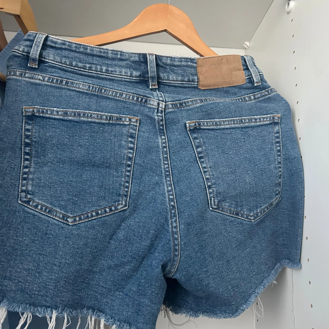 Blå jeansshorts med fransig kant H&M - 1