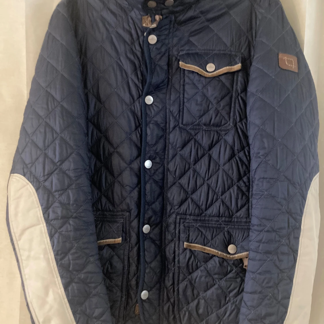 Mörkblå quiltad jacka från Handstich