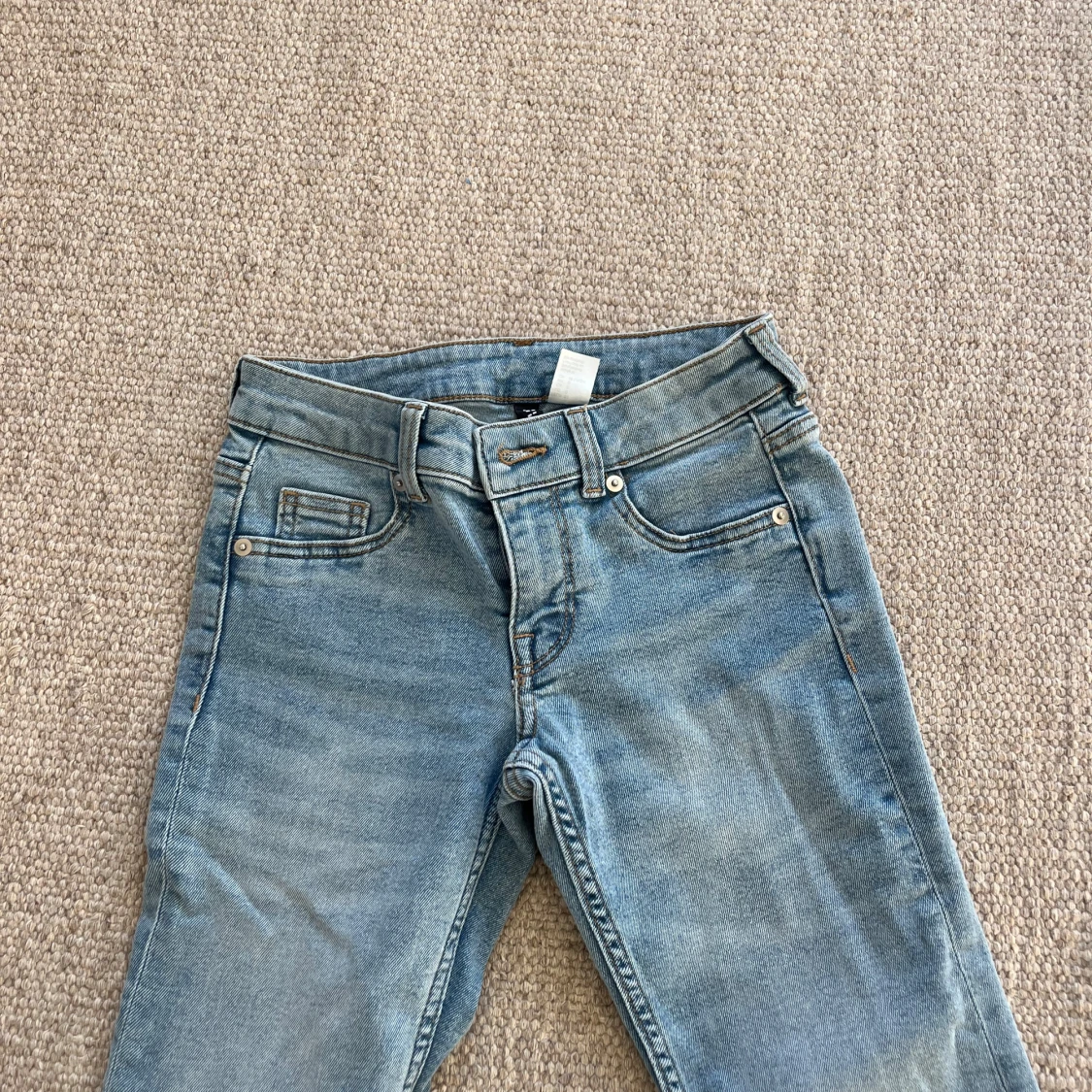 Ljusblå bootcut jeans med slitna kanter - 1