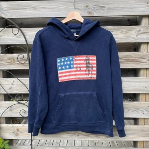 Ralph Lauren Hoodie - Asfet Hoodie från Ralph Lauren. Eftertraktat motiv. Fint skick. Storlek L (14-16), passar som en vanlig XS. Hör gärna av er vid funderingar🙌🏻🙌🏻