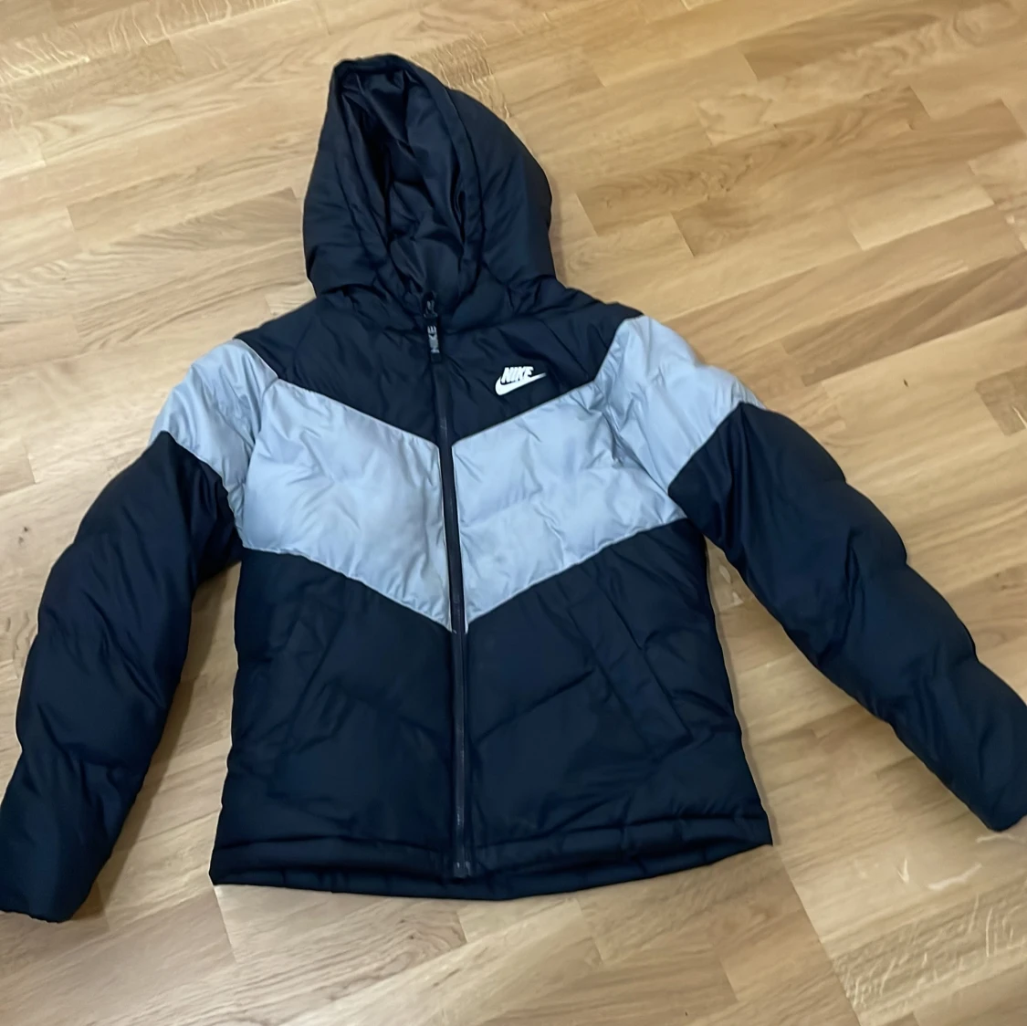 Svart och grå pufferjacka från Nike