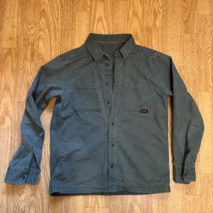 Overshirt - Snygg overshirt från ett okänt märke. Overshirten är perfekt för dig som söker en unik look speciellt till hösten. Modellen är 170cm och väger 58kg. Men sitter bäst för dig som är lite kortare. Vid frågor/funderingar är de bara att skriva🙌🙌