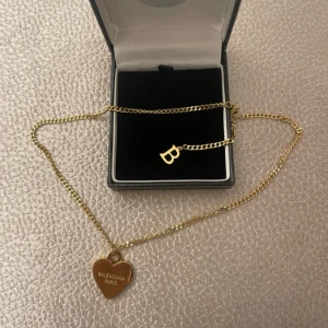 Guldpläterad halsband - Rostfri hög kvalite , boxen ingår inte