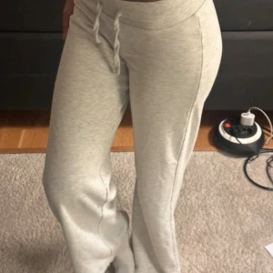 Gråa mjukisbyxor  - Gråa mjukisbyxor från Gina Tricot!🌸