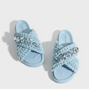 SÖKER Blå sandaler med pärlor från Inuikii - SÖKER ett par ljusblå sandaler från Inuikii med breda, stickade band i syntetmaterial och glittrande pärldetaljer. Sandalerna har öppen tå och platt sula. SÖKER I 39 ELLER KANSKE 40. 