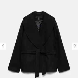 Svart  kappa med bälte från vero moda - Snygg svart kappa från vero moda bred krage och omlottmodell. Köptes förra året för ca 800kr och sparsamt använd, skriv för fler bilder.