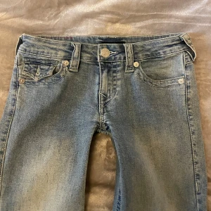 true religion jeans  - Lågmidjade bootcut jeans från true religion i storlek w24, dom är uppsydda och är i bra skick. 